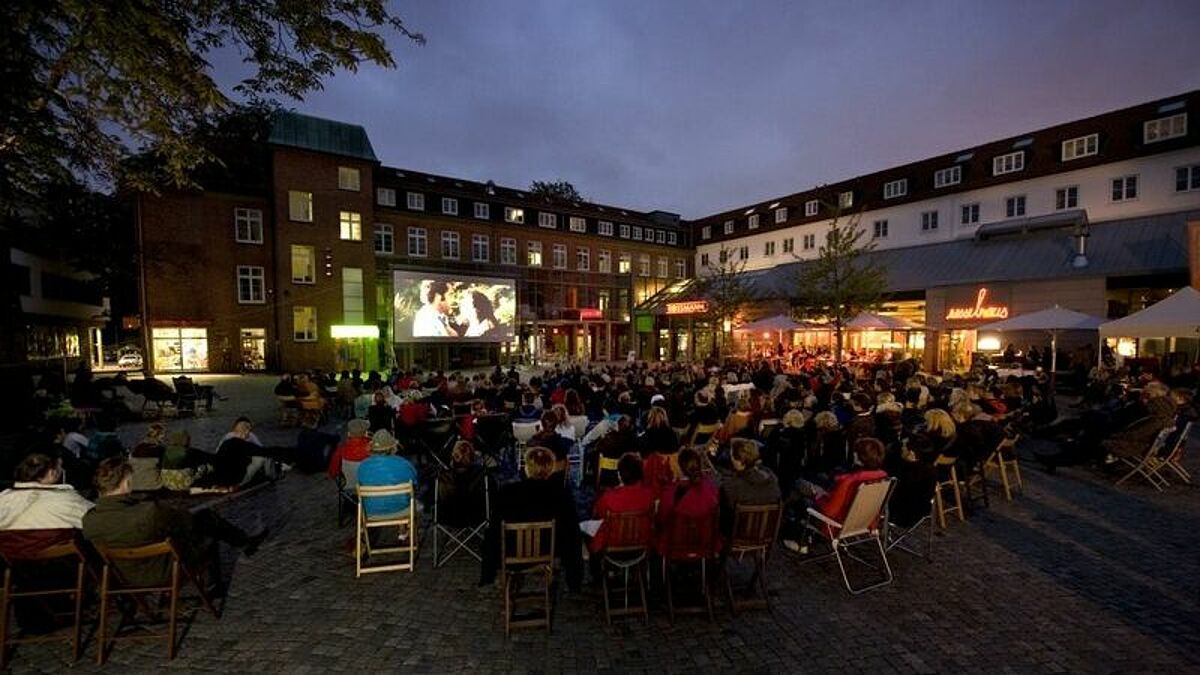 Kino unter freiem Himmel auf dem Alsterdorfer Markt in Hamburg.