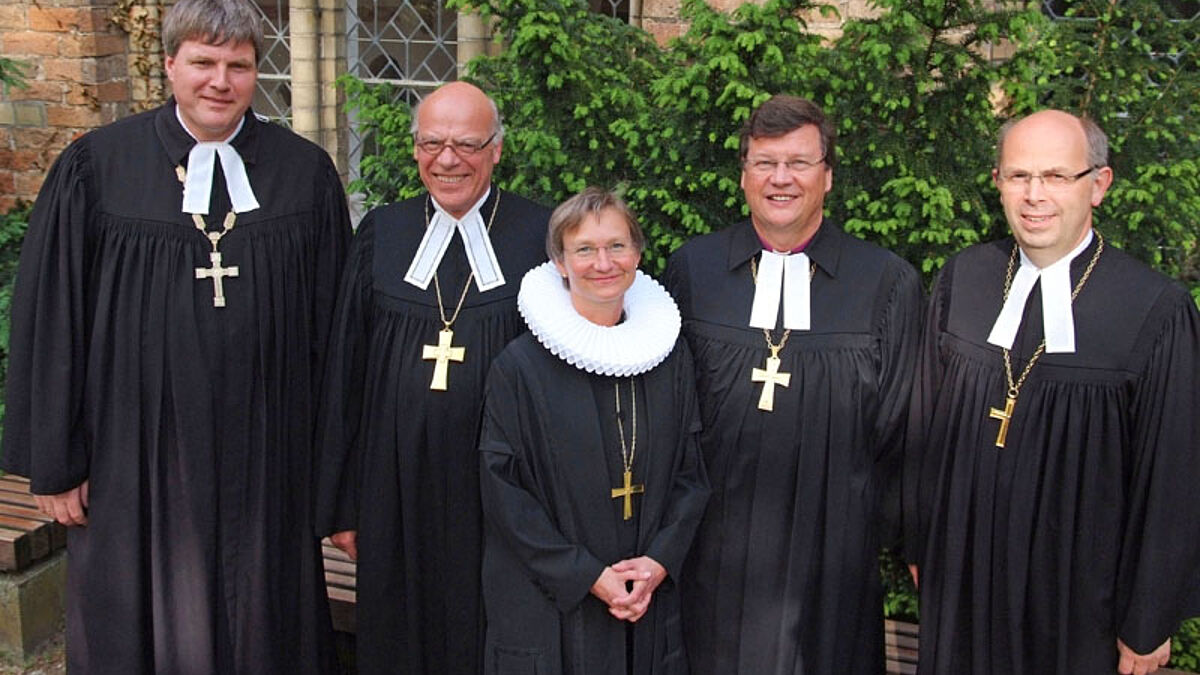 Der Bischofsrat der Nordkirche: Bischof Dr. von Maltzahn, Bischof Ulrich, Bischöfin Fehrs, Bischof Dr. Abromeit und der Bischofsbevollmächtigte Magaard (V.l.n.r.)