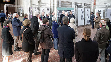 Stephan Linck (hinten rechts) spricht zur Ausstellungseröffnung "Neue Anfänge nach 45?" im Schweriner Dom