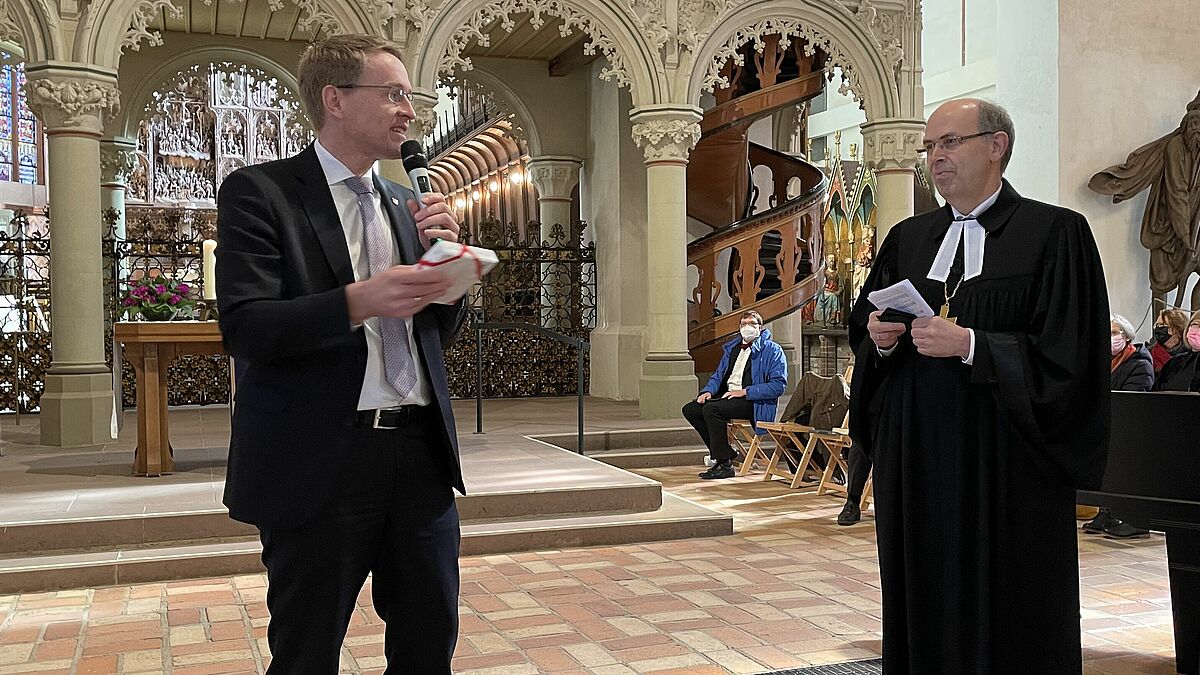 Ministerpräsident Daniel Günther und Bischof Gothart Magaard im Schleswiger Dom