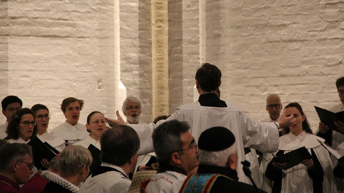 "Heilger Ansgar, Bote Gottes" sing der Hamburger Bachchor in der vollbesetzten Hauptkirche St. Petri. 