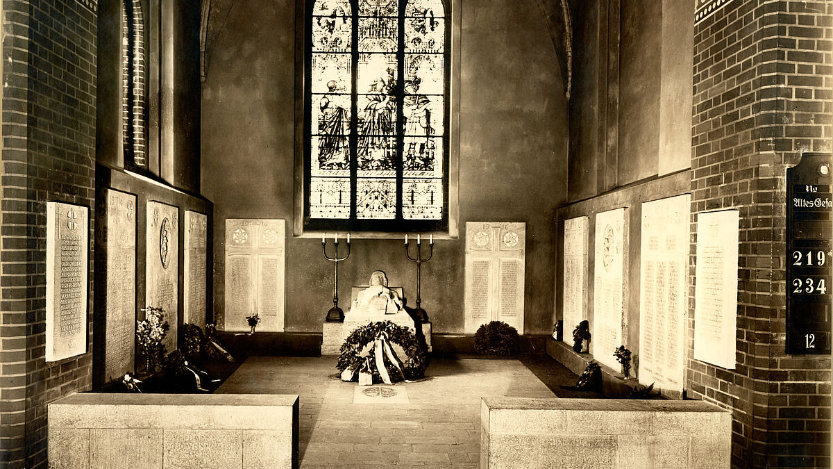 Die 1921 eingeweihte Ehrenhalle in der Flensburger St. Marienkirche vor der Umgestaltung 1967. 