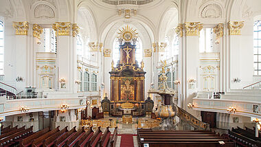 Blick in die Hauptkirche St. Michaelis mit Hauptaltar, Zelebrationsaltar und Kanzel.