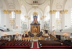 Blick in die Hauptkirche St. Michaelis mit Hauptaltar, Zelebrationsaltar und Kanzel.