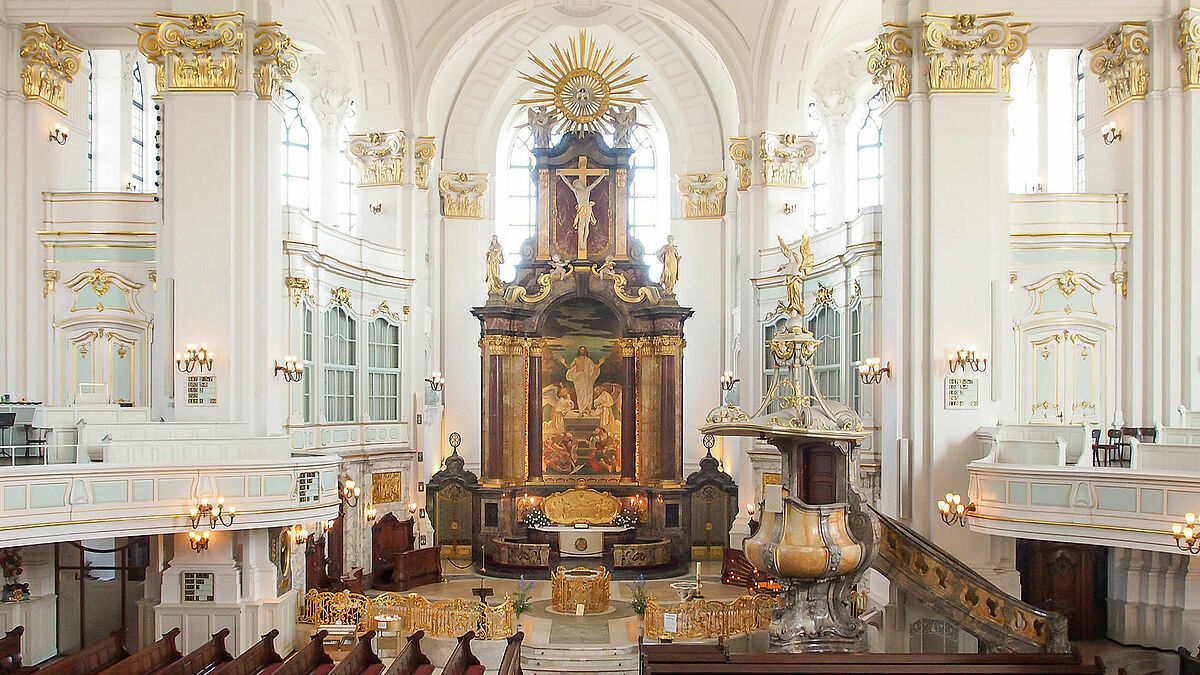 Blick in die Hauptkirche St. Michaelis mit Hauptaltar, Zelebrationsaltar und Kanzel.