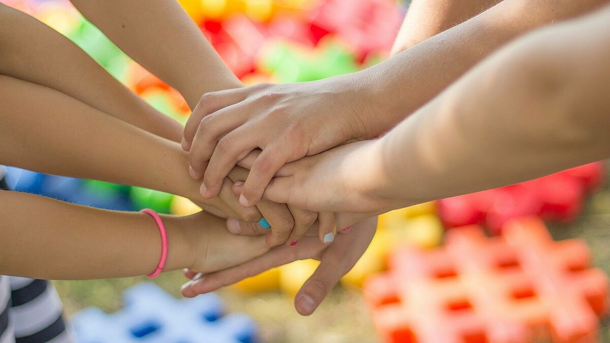 Zuwendung, Zusammenhalt und Freundschaft sind wichtig für Kinder.