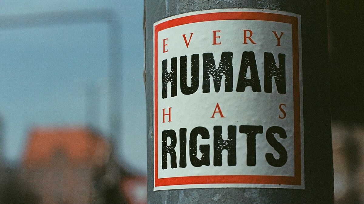 Die Menschenrechte gelten für alle Menschen: "Every human has rights".