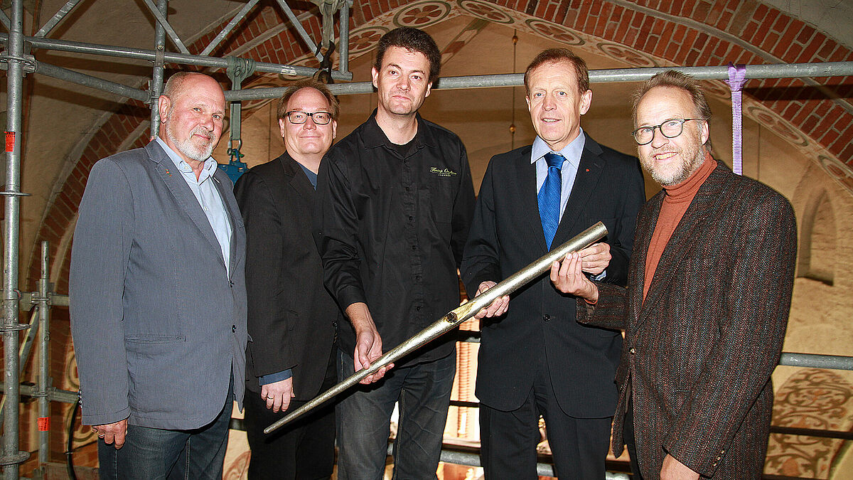 Pfeifenpate Hans Kuhlmann, Pastor Matthias Lage, Erik Winkel, Jan Wiegels und Hartmut Ledeboer auf dem Gerüst an der Scherer-Bünting-Orgel (von links)