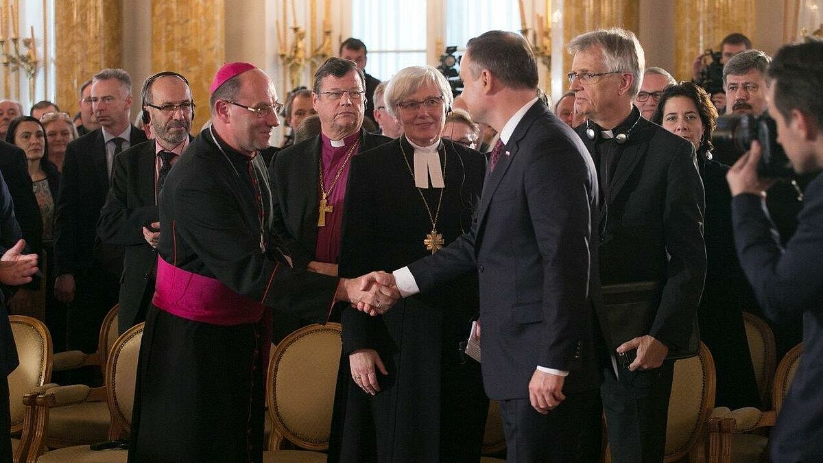 Besuch in Polen: Präses Manfred Rekowski (Düsseldorf, v.l.), Primas von Polen, Erzbischof Dr. Wojciech Polack; Bischof Dr. Hans-Jürgen Abromeit,  Erzbischöfin Dr. Antje Jackelen (Uppsala) sowie der polnische Staatspräsident Dr. Andrzej Duda und Generalsekretär Dr. Martin Junge (Genf).