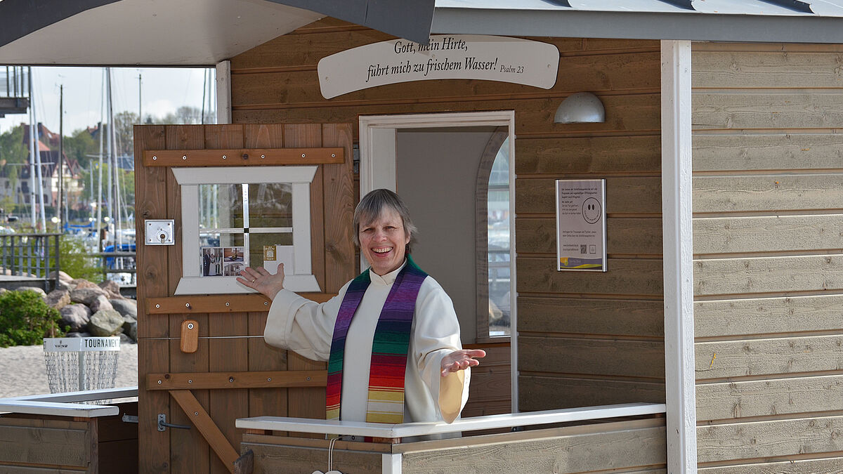 Tourismuspastorin Brigitte Gottuk freut sich auf eine neue Saison am Eckernförder Strand mit der Schäferwagenkirche.