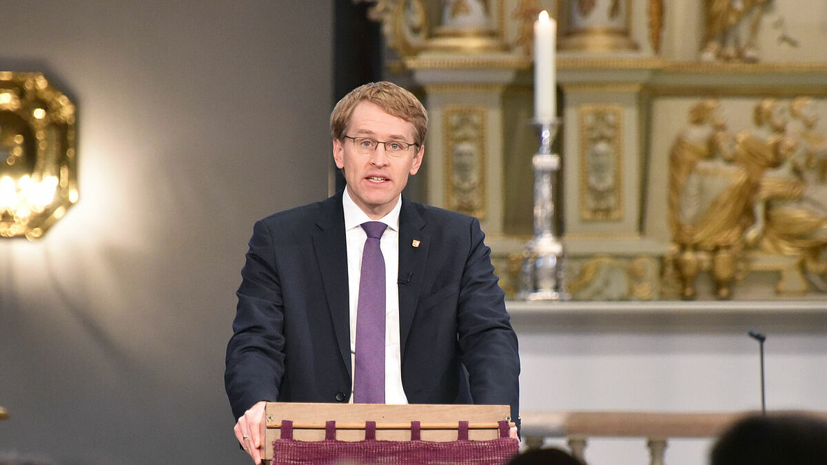 Der schleswig-holsteinische Ministerpräident Daniel Günther bei einem Gottesdienst in der Christkirche in Rendsburg (Archiv).