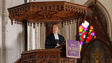 Landesbischöfin Kristina Kühnbaum-Schmidt auf der Kanzel im Schweriner Dom.