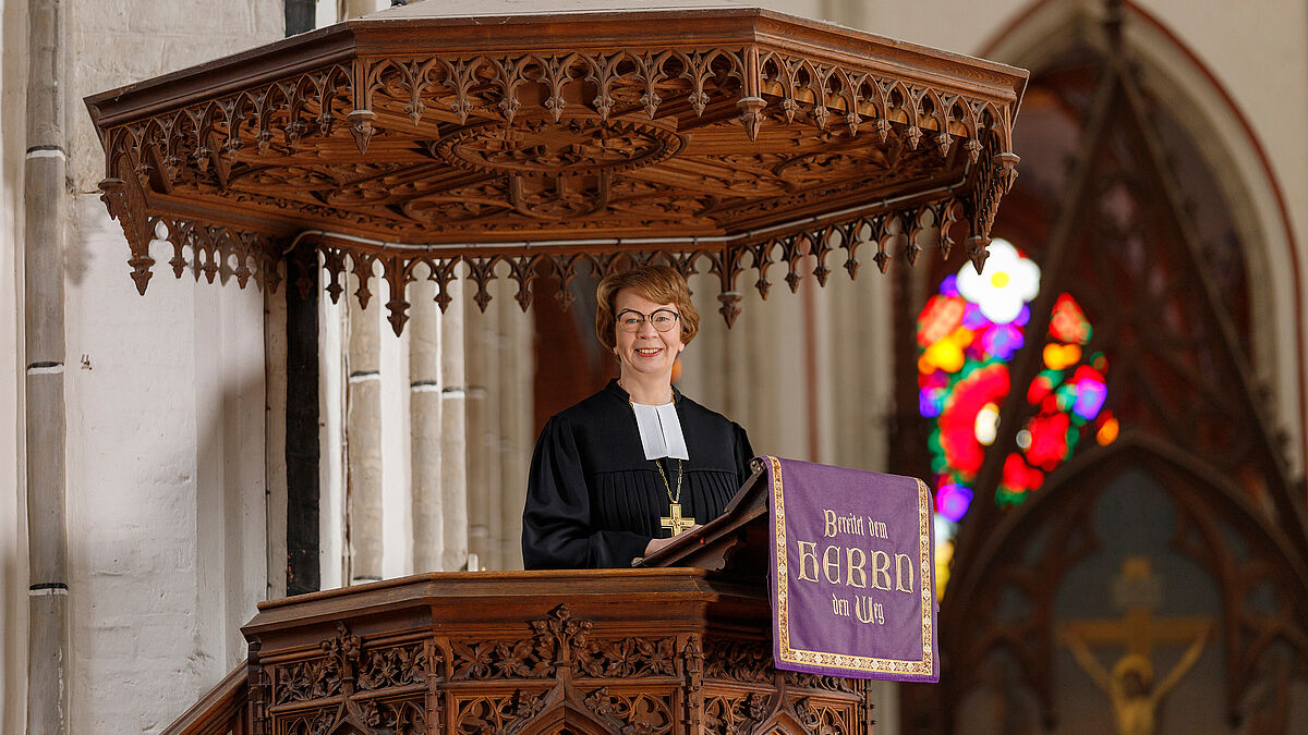 Landesbischöfin Kristina Kühnbaum-Schmidt auf der Kanzel im Schweriner Dom.