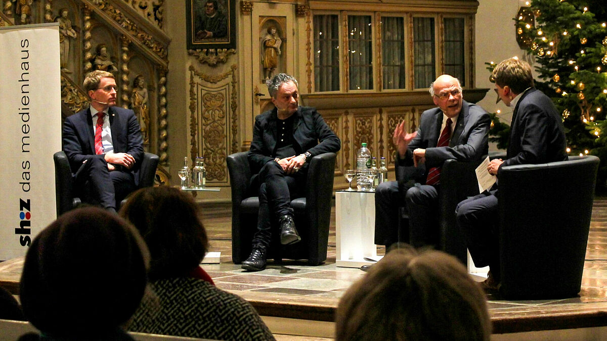 Wie ist das mit der Reformation heute? Schleswig Holsteins Ministerpräsident Daniel Günther (v.l.), Schriftsteller Feridun Zaimoglu und Nordkirchen-Landesbischof Gerhard Ulrich diskutieren mit dem shz-Kulturchef Martin Schulte in der Christkirche Rendsburg.