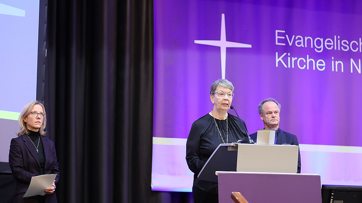 Landesbischöfin Kristina Kühnbaum-Schmidt, Bischöfin Nora Steen und Bischof Tilman Jeremias beim Verlesen des Wortes des Bischofsrates vor der Landessynode. Foto: Susanne Hübner