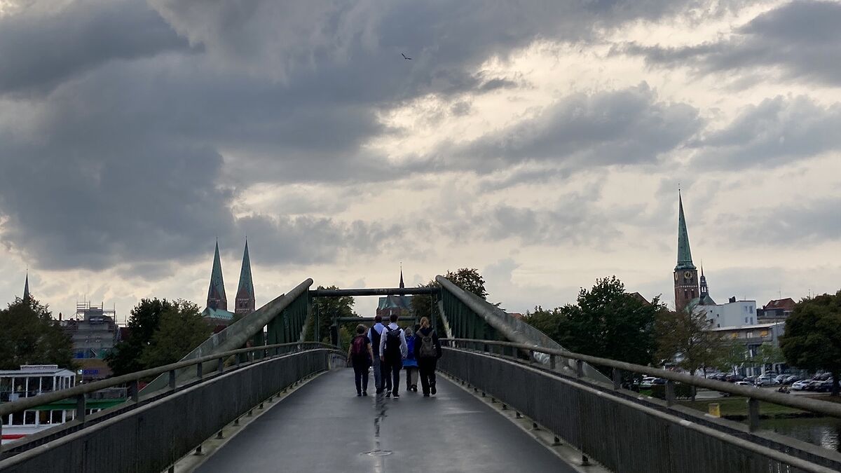 Die Pilgergruppe läuft über die "Kamelbrücke" zur Jakobikirche Lübeck. Sie haben rund 10 Kilometer Strecke zurückgelegt. 