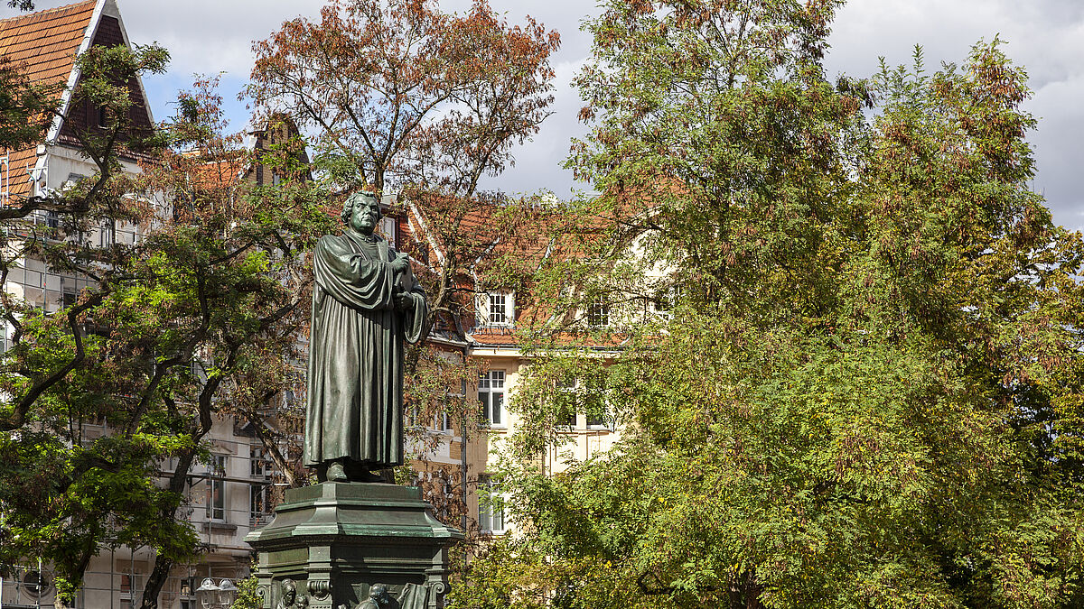 Martin Luther: Noch heute ehren wir ihn mit Denkmälern und Gemälden auf öffentlichen Plätzen und in Kirchen. Das Wirken des Reformators hat uns nachhaltig geprägt. 