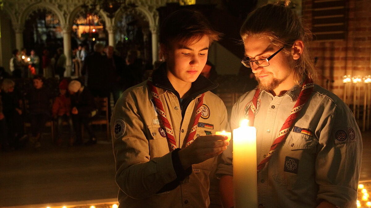 Das Friedenslicht wird ab dem dritten Advent von Gemeinde zu Gemeinde weitergetragen.