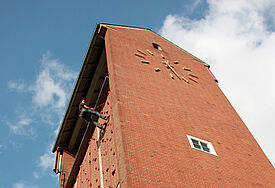 Mit 22 Metern ist die Kletterwand an der Westwand der "Martin-Luther-Kirche" in Hamburg Iserbrook die höchste der Hansestadt.