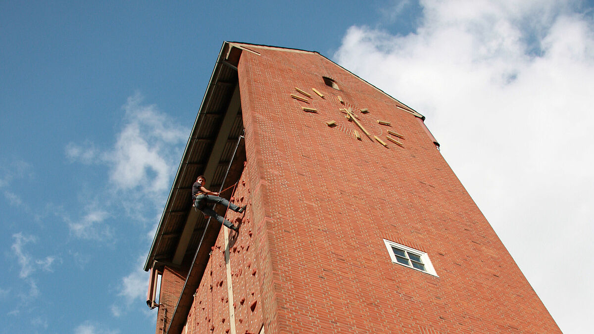 Mit 22 Metern ist die Kletterwand an der Westwand der "Martin-Luther-Kirche" in Hamburg Iserbrook die höchste der Hansestadt. 