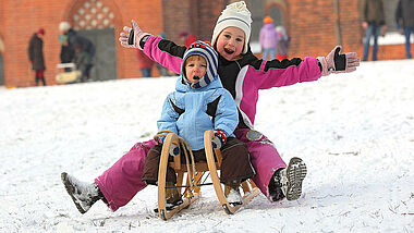 Rodelnde Kinder 