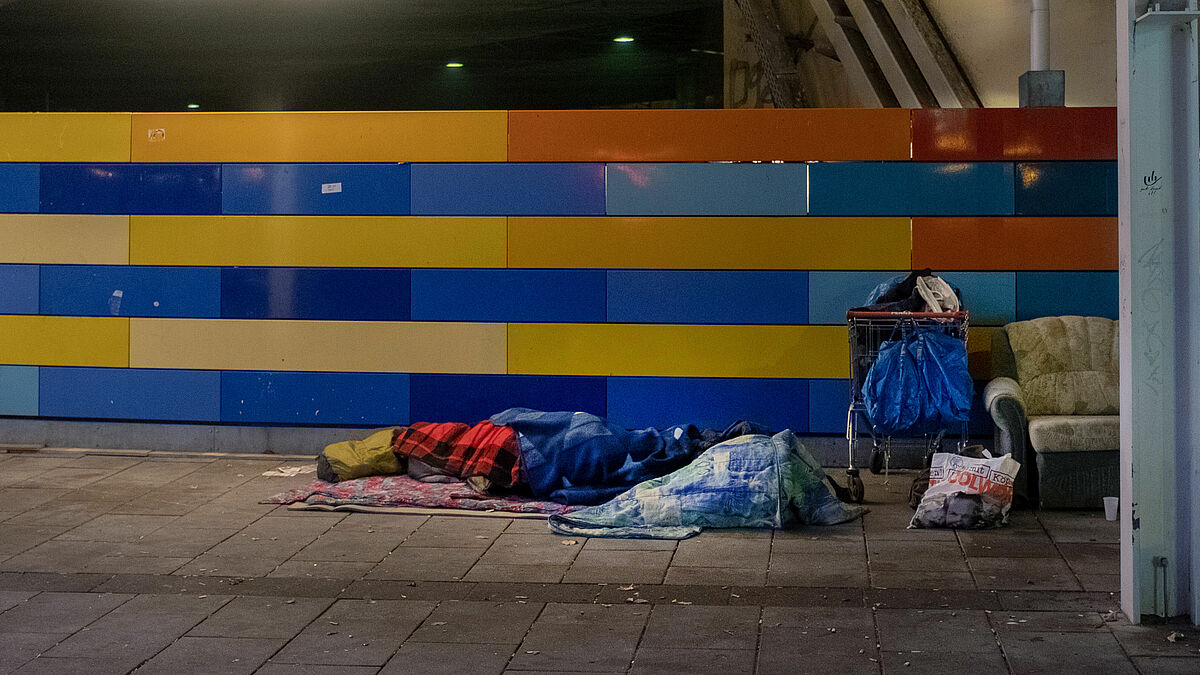 Für Obdachlose wird dieser Winter besonders hart. Sie gehören oft zur Corona-Hochrisikogruppe und haben wenig Möglichkeiten, sich zu schützen. Die Diakonie Schleswig-Holstein bietet zusammen mit den Kommunen in diesem Winter zusätzliche beheizbare Container an, um die größte Not zu lindern. 