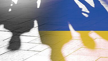 menschliche Schatten in Nationalfarben der Ukraine 