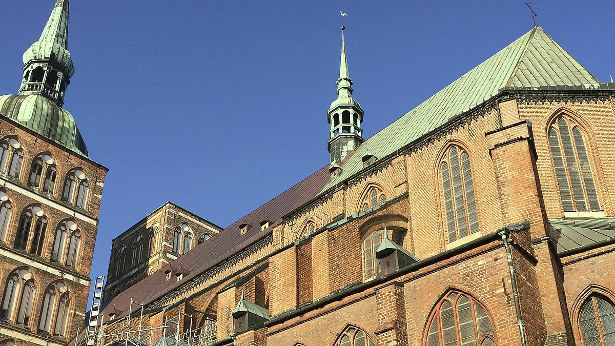 Die St. Nikolaikirche in Stralsund ist eine von vielen Kirchen, die in der Pandemie weit weniger Besucher und damit auch deutlich weniger Einnahmen verzeichnet haben. Die Mitarbeiter sind bislang jedoch weiter voll beschäftigt. 