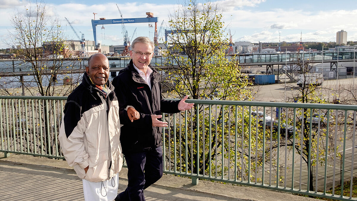 Nicht nur Sitzungen und Aktenstudium: In viele gemeinsamen Gespräche tauschen sich die Pröpste Winford Mosha und Thomas Lienau-Becker aus.