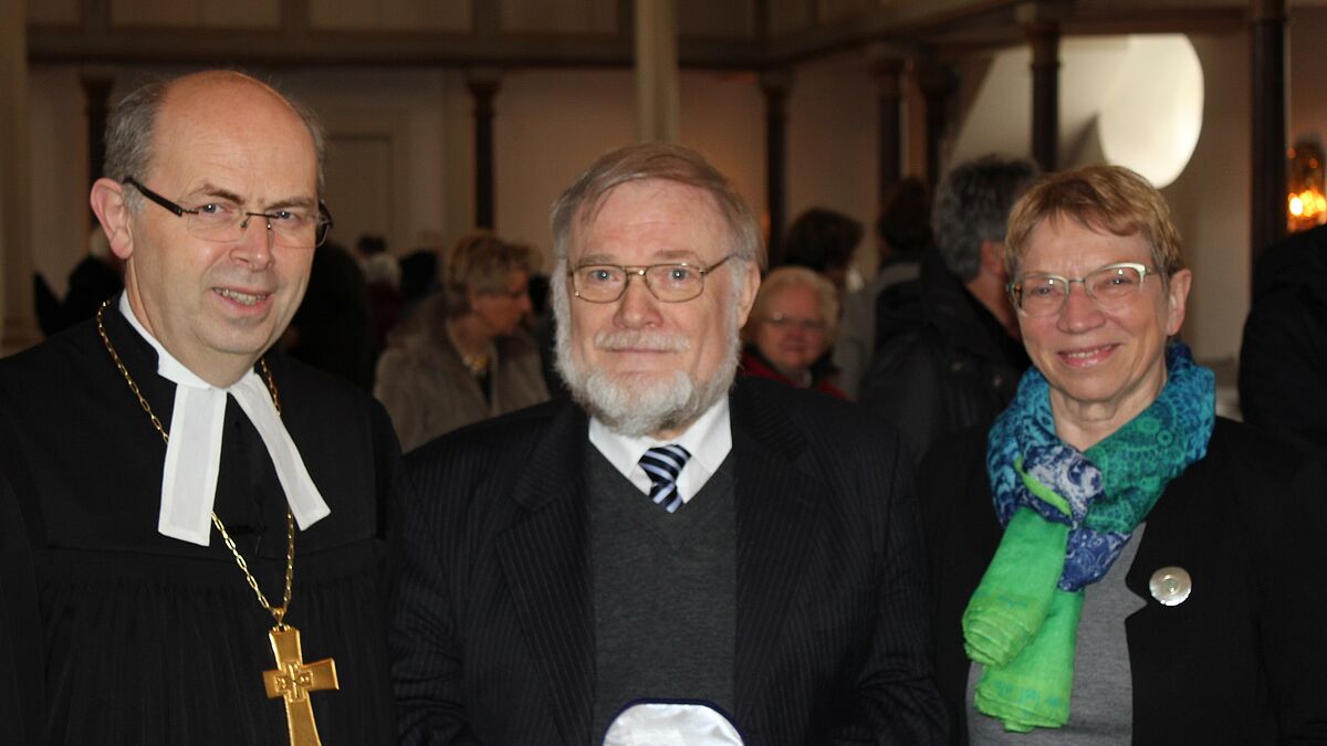 Pastor i.R. Hans-Joachim Haeger nach der Verleihung der Bugenhagenmedaille gemeinsam mit Bischof Gothart Magaard und Justizministerin Anke Spoorendonk