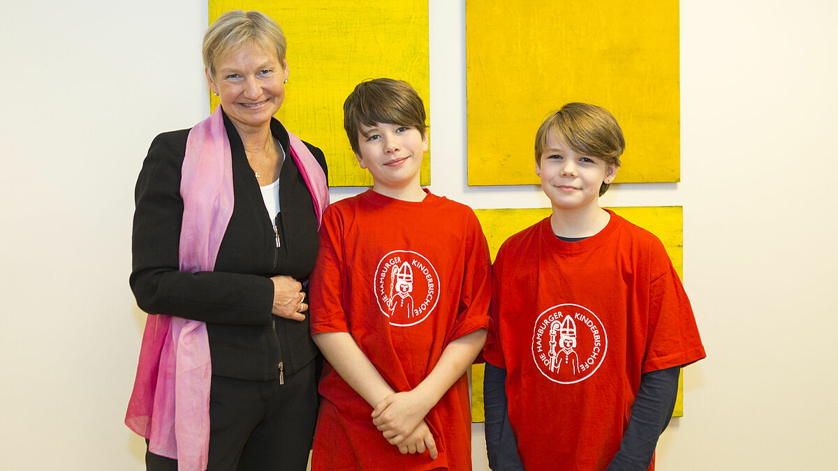 Bischöfin Kirsten Fehrs mit Connor Slupkowski und Rike Sonnenberg in der Hamburger Bischofskanzlei.