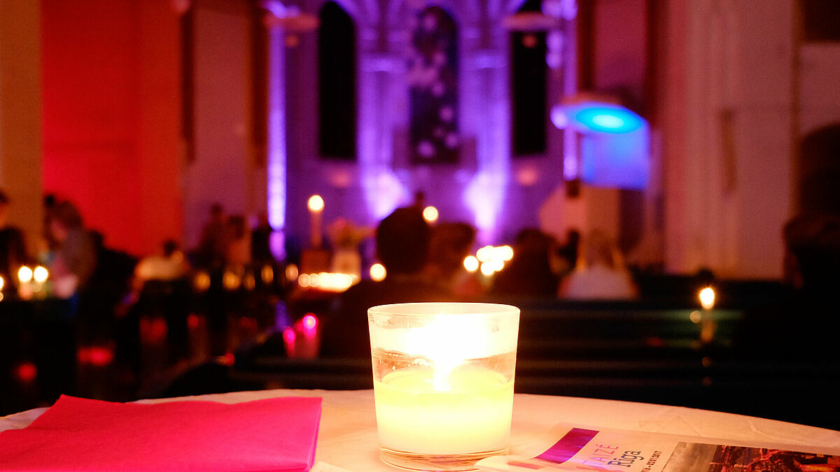 Kirche im Kerzenschein bei der Nacht der Kirchen in Kiel (Archiv).