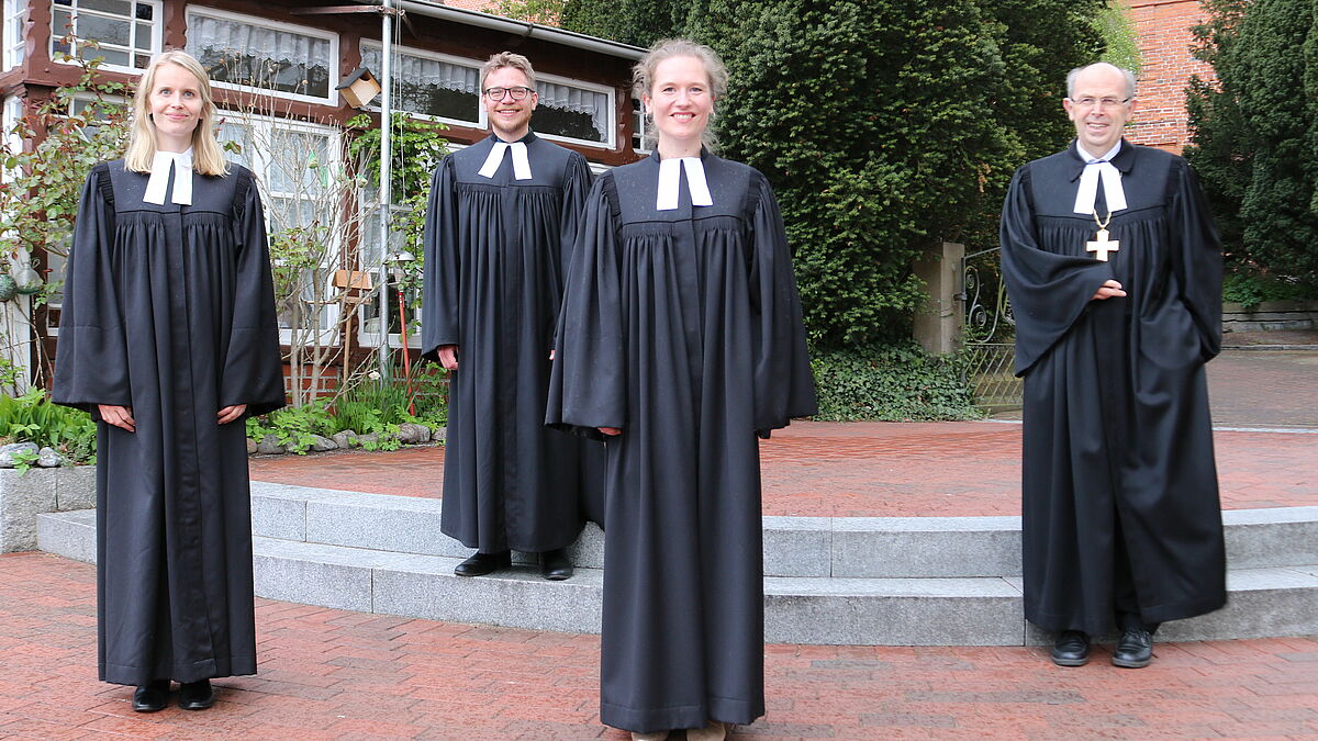 Inga Schwerdtfeger, Daniel Rathjens und Lea Thermann wurden von Bischof Gothart Magaard ordiniert (von links).