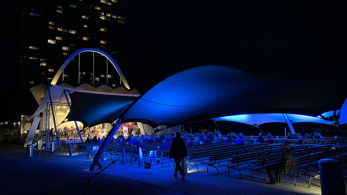 Stimmungsvolles Ambiente: Im Brügmanngarten  (hier am Abend während eines Synodengottesdienstes fotografiert) wird dicht am Meer am Sonntag ein maritimer Gottesdienst  der Seemannsmission gefeiert. 