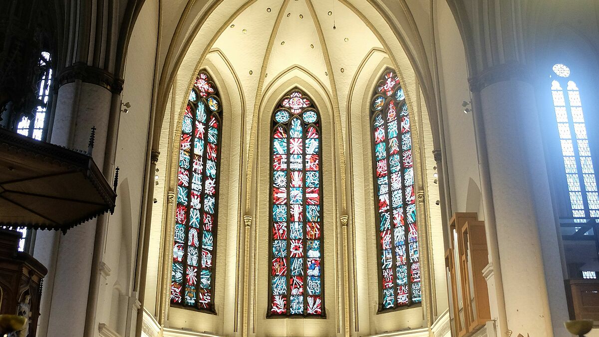 Christen verschiedener Konfessionen wollen in der Hauptkirche St. Petri für den Frieden beten.