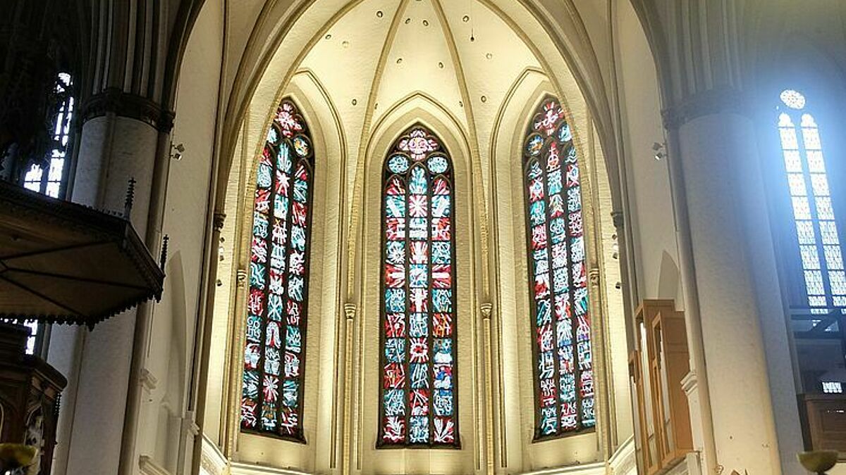 Christen verschiedener Konfessionen wollen in der Hauptkirche St. Petri für den Frieden beten.