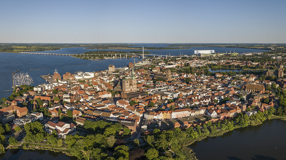 Kirchenbesichtigungen in den Hansestädten Stralsund (Bild) und Greifswald stehen auf dem Programm.