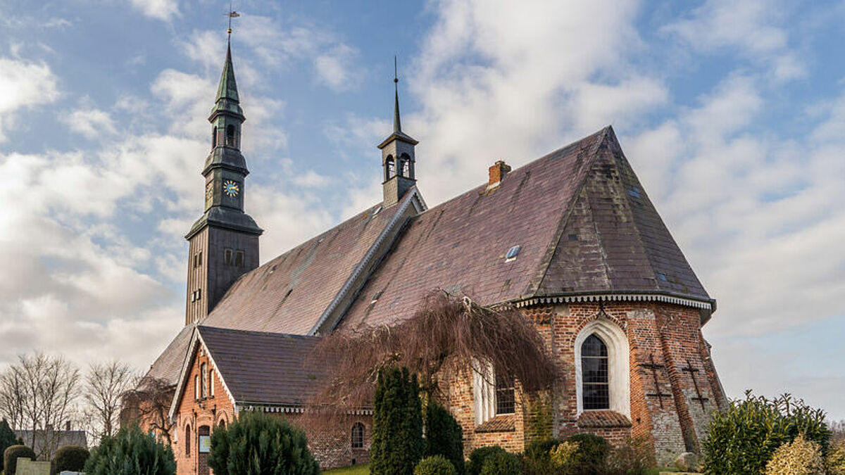 Die St.-Magnus-Kirche in Tating ist die älteste Kirche Eiderstedts und vielleicht das älteste Bauwerk auf der Halbinsel. Im Jahre 1103 wurde sie zunächst als hölzerne Kapelle erbaut, im Laufe der Jahrhunderte wurde sie immer weiter aus- und umgebaut. 