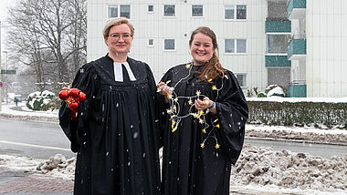 Die Pastorinnen Anna Benkiser-Eklund (links) und Janika Frunder stehen im Schnee. 