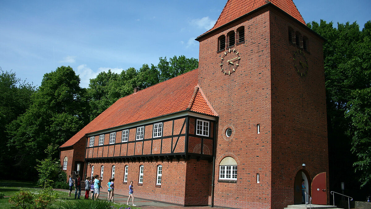 Die Kirche Hamburg-Wellingsbüttel wurde 1937 während NS-Zeit gebaut. An der Westseite befindet sich zwischen anderen Runen auch ein Hakenkreuz. Die Kirchengemeinde hat im vorigen Jahr vor dem Hakenkreuz eine kleine Gedenktafel in den Boden eingelassen. 