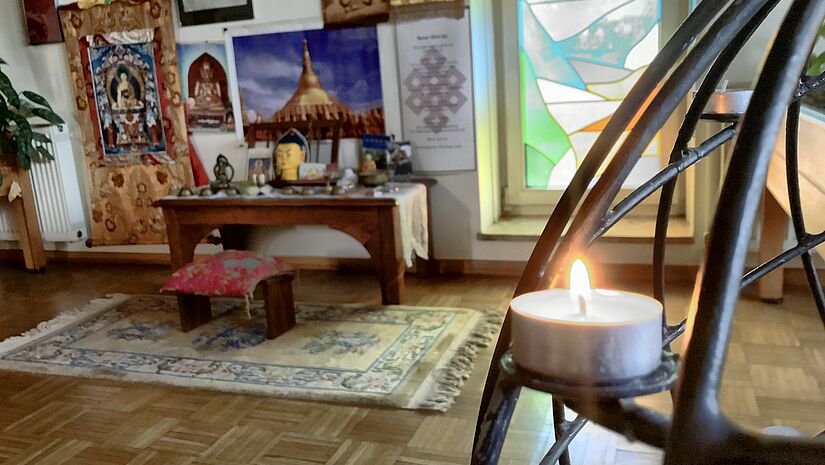 Gebetsraum mit Gegenständen aus verschiedenen Religionen im Seemannsclub Duckdalben.