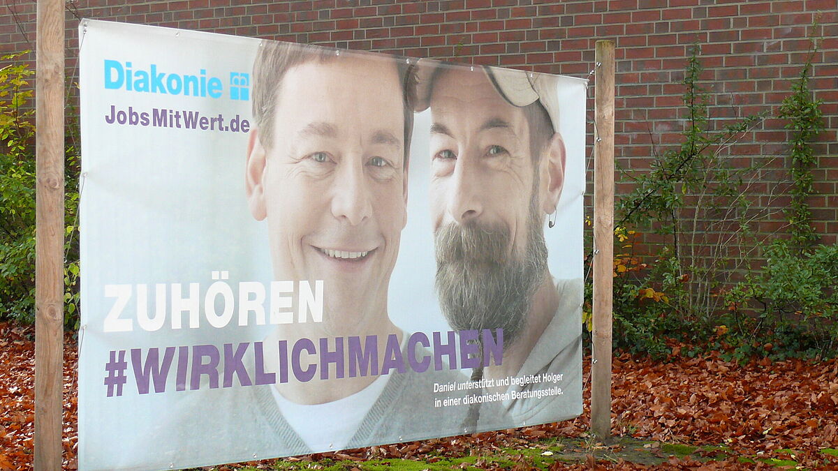 Mit Plakaten, Aktionen, Veranstaltungen in den sozialen Medien will das Diakonische Werk Schleswig-Holstein die Gesellschaft für die Werte sozialer Arbeit sensibilisieren (Bild vorm Katharina-von-Bora-Haus in Pinneberg).