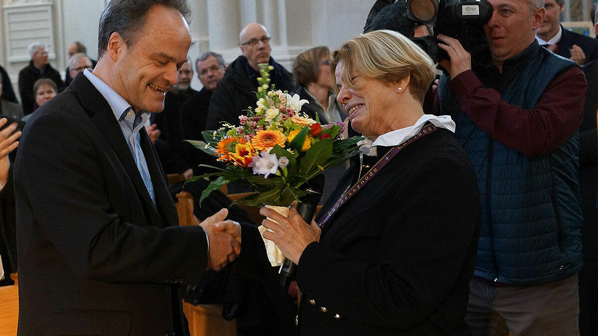 Der gewählte Bischof Tilman Jeremias nimmt die Glückwünsche von Präses Ulrike Hillmann entgegen