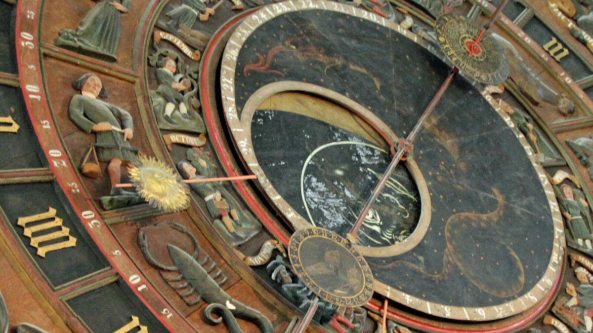 Sie ist mehr als ein halbes Jahrhundert alt und gehört zu den wertvollsten Schätzen der St. Marienkirche Rostock: die Astronomische Uhr. Um solche Kunstwerke erhalten zu können, gibt es die Benefizkonzerte der Reihe "Grundton D". 