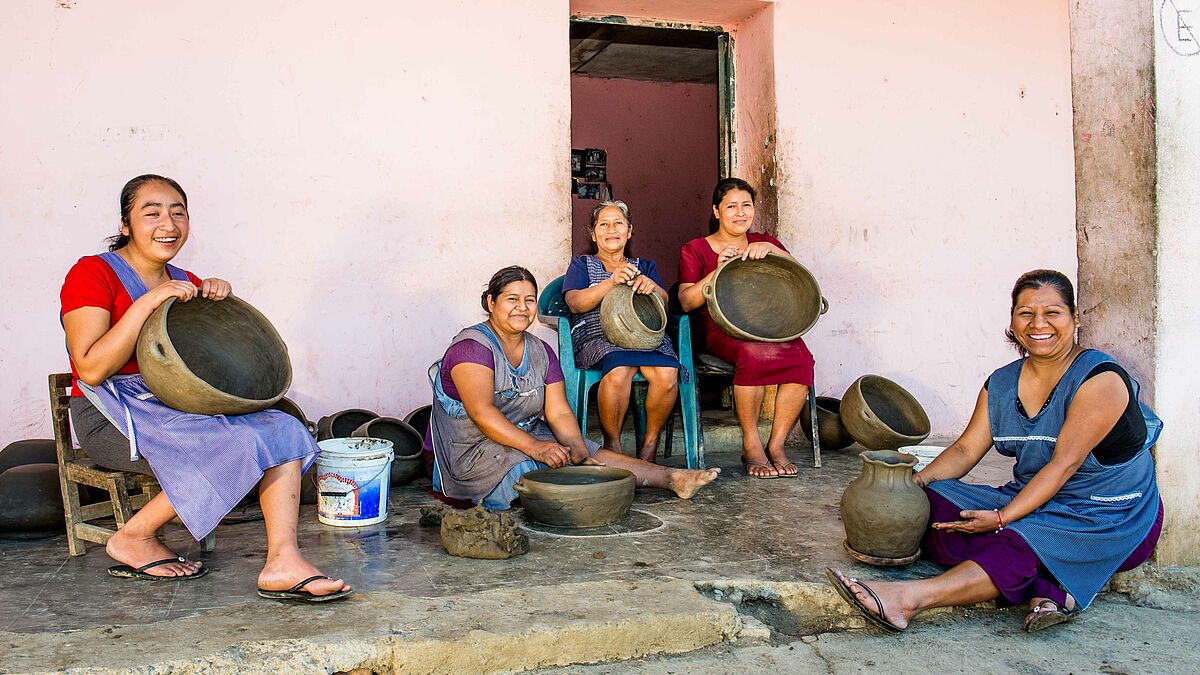 Mit Mikrokrediten durch den Oikocredit-Partner UNICREICH in Guatemala können Frauen Keramik produzieren und auf dem lokalen Markt verkaufen. Die Kreditnehmerinnen sind in einer Kooperative organisiert und unterstützen sich gegenseitig. 