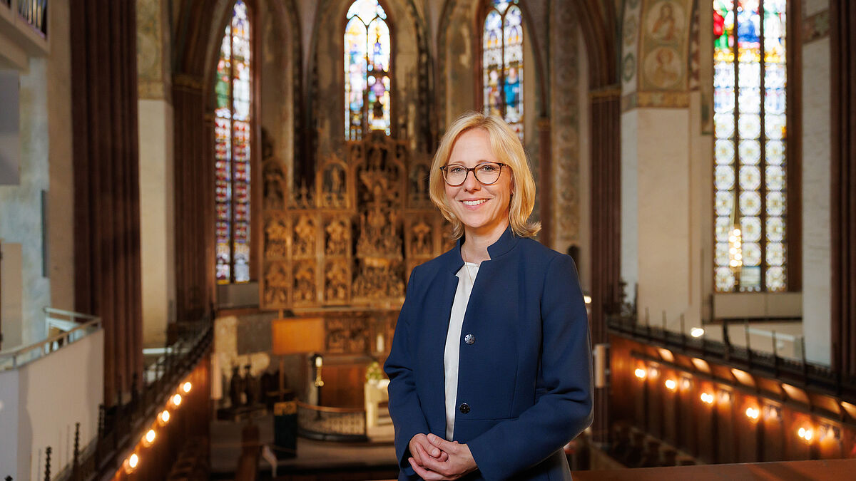 Bischöfin Nora Steen mit Blick in den Chor des Schleswiger Domes, 2024