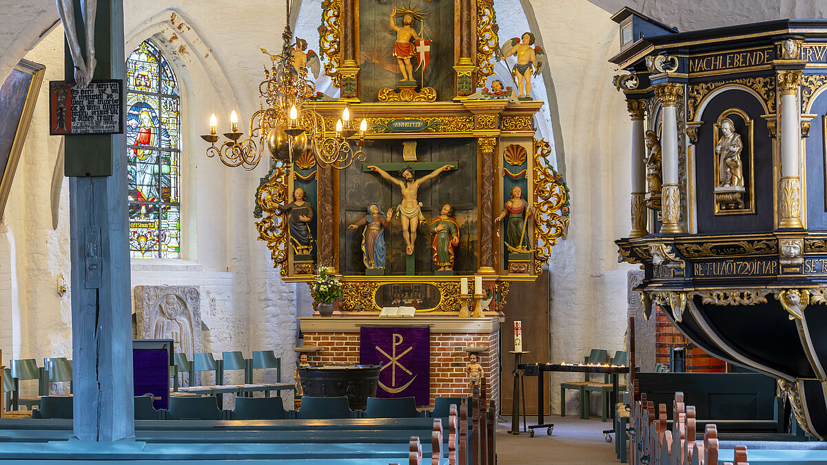 Ende vergangenen Jahres hatte der Kirchenkreis ein Klima-Projekt gestartet, um alle Kirchen in den 29 Gemeinden mit Heizpolstern auszustatten. (Im Bild die St. Clemens-Kirche in Büsum.)