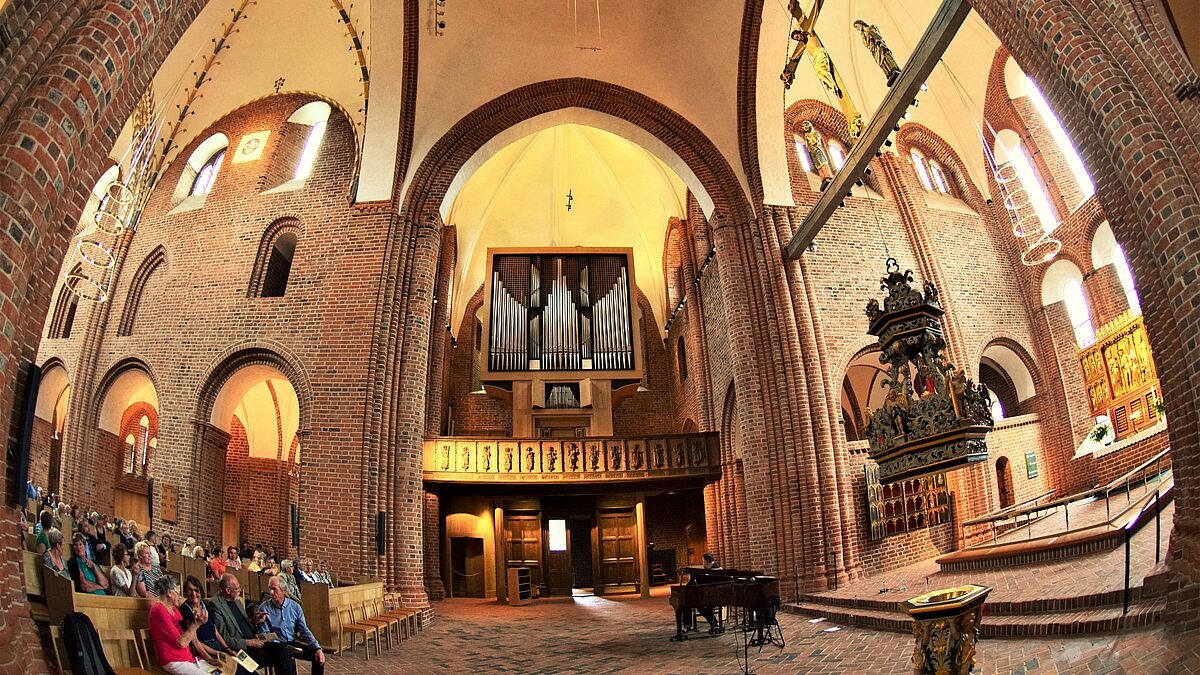 Festgottesdienst zum Nordschleswigschen Kirchentag im Lügumkloster, einem ehemaligen  Zisterziensermönchskloster.