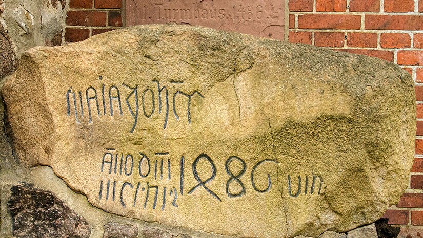 Stein mit Inschrift Südseite der Kirche in Drelsdorf