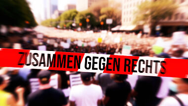 Demo mit Flatterband "Zusammen gegen Rechts"